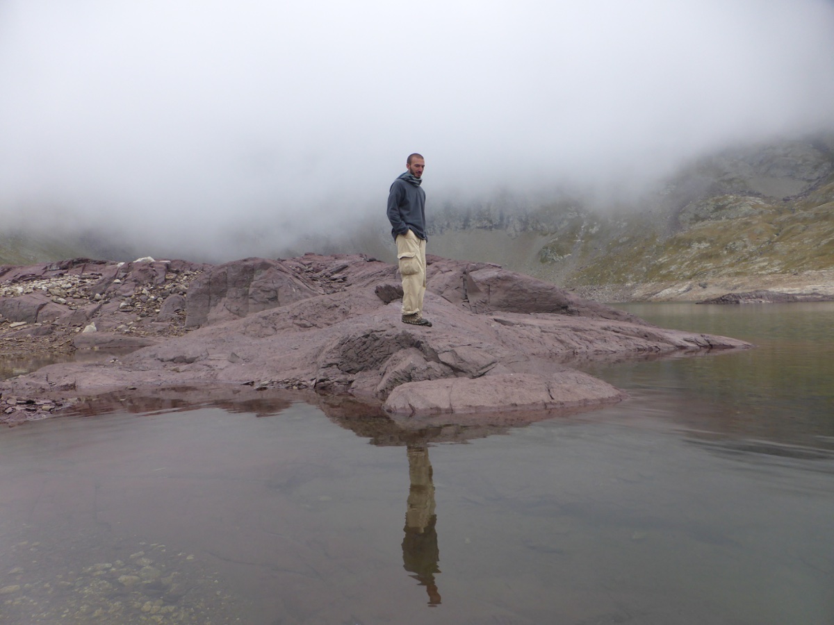 אגם קסום במסלול GR11, ספרד
